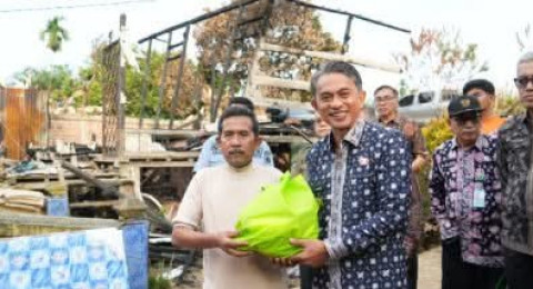 Wakil Bupati Muaro Jambi Berikan Bantuan Korban Kebakaran di Desa Tunas Baru